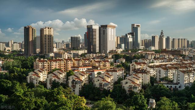 现在开什么实体店好(在县城里，开什么实体店比较好？)