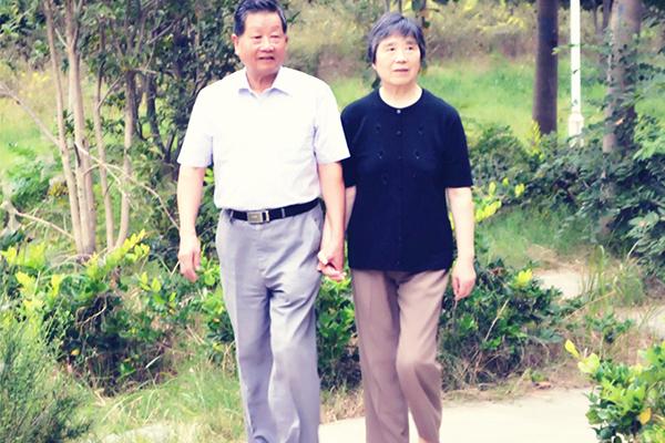 每天走步伤膝盖吗(每天步行15—60分钟，会给带来什么影响？为啥有人走坏了膝盖？)