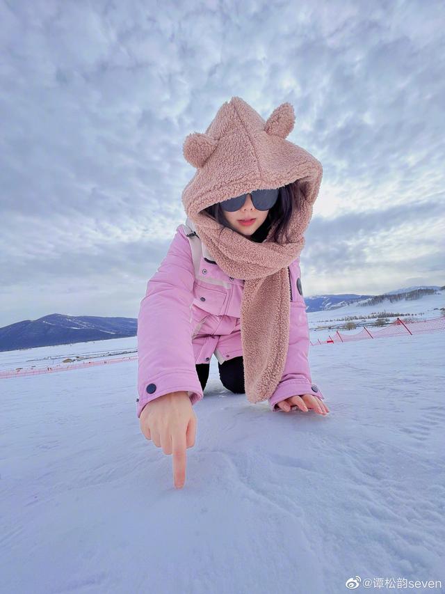 谭松韵微博用户搜索(谭松韵雪地写真发布 毛茸茸的小熊帽子可爱到犯规)