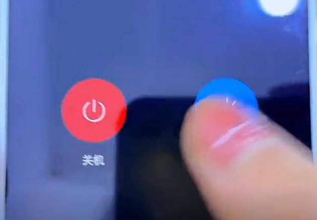 破解手机屏幕锁(手机密码忘了？我在维修师傅那里偷学一招，只需10秒钟轻松解锁)