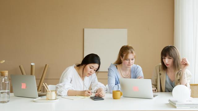 业务新人培训计划(企业新员工培训怎么做？新员工培训方案的内容有哪些？)