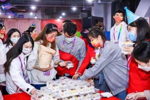 一叶子适合什么年龄使用(103名“小叶子”的“生日趴”办到进博会)