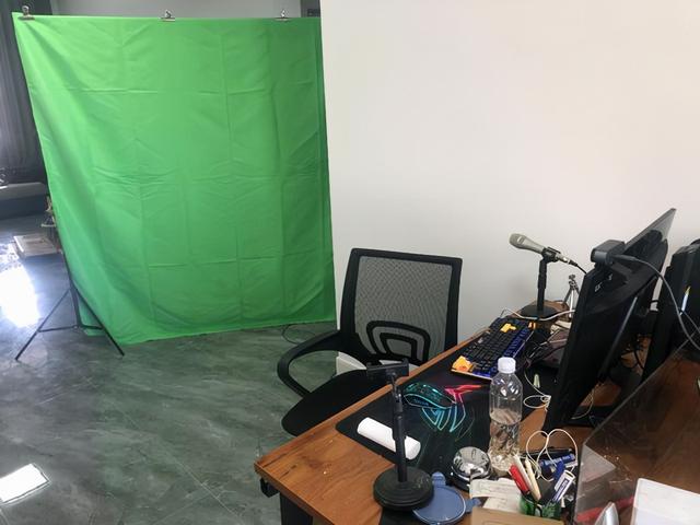 郑州快递小哥一个月挣多少(郑州23岁小伙做直播带货2年，1千多粉一个月净赚20万？)