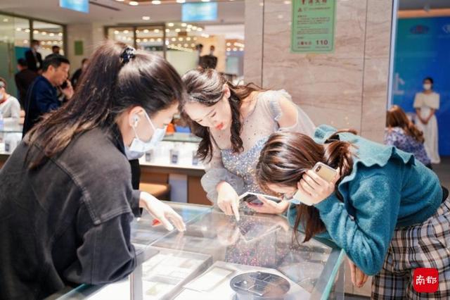深圳小饰品批发在哪里进货(全国最大钻石现货仓之一罗湖启动 首批现货总价值超过5亿)