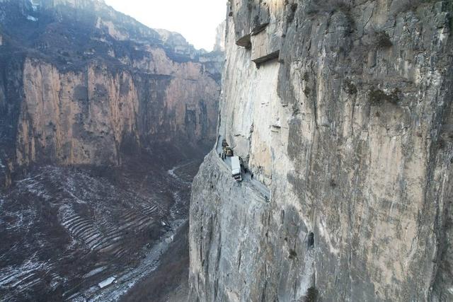 红人导航福利(大货车悬挂“网红”挂壁公路多日 当地政府：司机已获救，车辆还在处理)