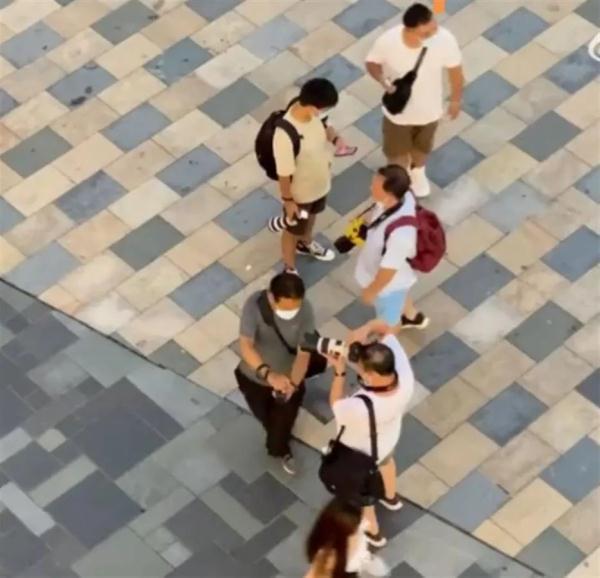 微信朋友圈被屏蔽是什么样子的图片(震惊！女子被偷拍的裙底照片，竟被上万人“围观”……)