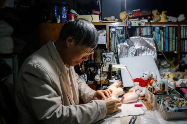 花呗完善资料提额8000 视频(花费近万元修复一个娃娃，不满意也不能返工？上海7旬网红爷叔陷争议……)