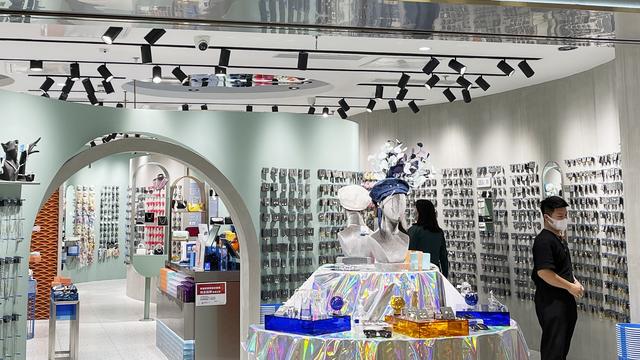 1688两元小百货批发(快倒闭的两元店，怎么成了网红打卡圣地？)