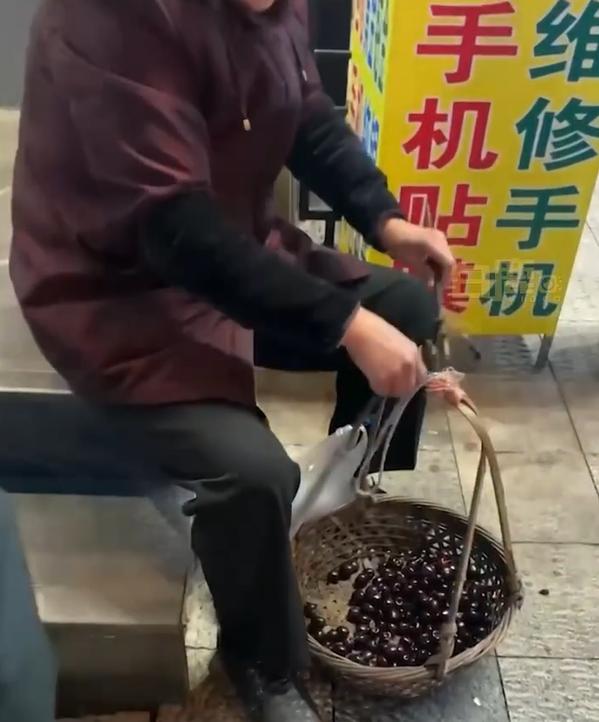 新鲜的地摊货(女儿送的车厘子，老人街头摆摊5元一斤卖掉！评论区网友吵翻了...)