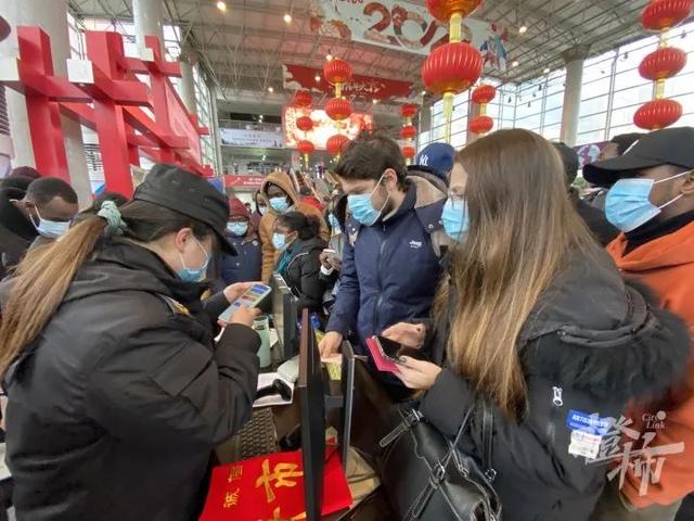 义乌购小商品批发市场官网(义乌中国小商品城开市了！能否实现“人手一墩”？记者走访多家毛绒玩具店)