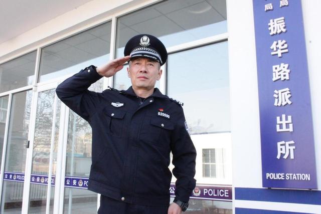 光遇被对方拉黑了怎么破解(空手夺白刃制伏歹徒，一个眼神破解嫌犯伪装！一起看老刑警李伟东从警30年的故事)