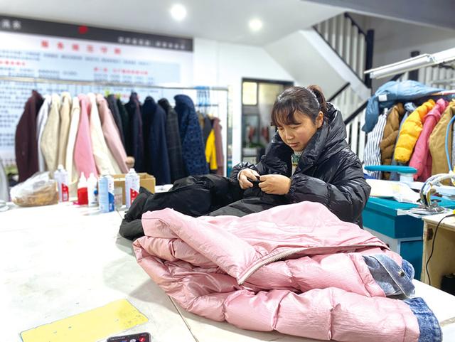 干洗店生意好做吗(雨雪天衣服干不了催热“雨天经济”干洗店一天接200单)