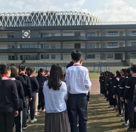 43码鞋是多少厘米(小学生穿49码鞋 个子超出老爸半个头！一测骨龄 都惊了)