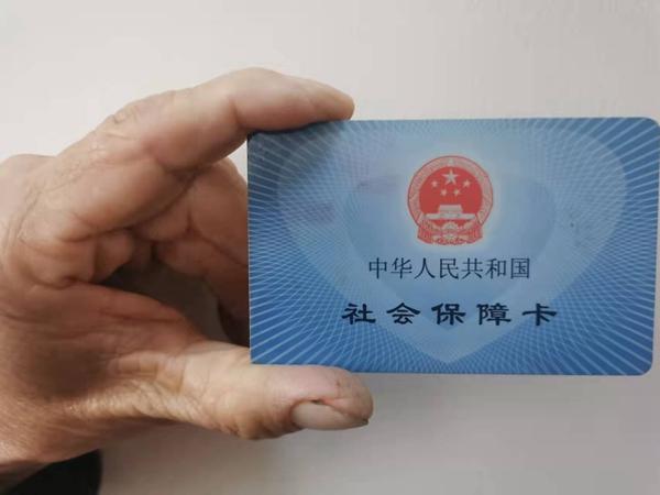城镇养老保险退休年龄是多少(到了退休年龄，城镇职工养老保险没缴够最低年限怎么办？)