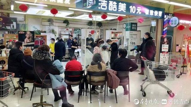 济南淘宝网店装修(不洗头不推销不办卡，济南“10元快剪”理发店前排起长队)