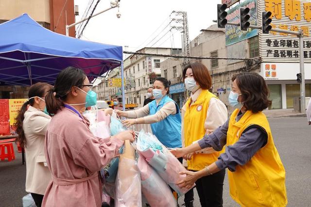 三八妇女节礼品慰问(“三八”妇女节，她们收到了特殊的“花束”)