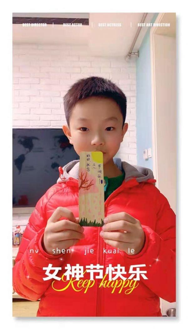 妇女节送妈妈什么礼物好小学手工(花语谢母恩，小学生为妈妈“定制”鲜花)