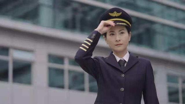 阳光保险赤城分公司(英姿飒爽女机长 万米高空木棉绽放)