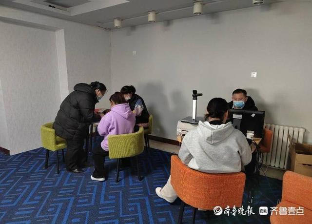 企业微信怎么绑定银行卡步骤(岱岳农商银行“移动服务小组”上门为企业员工开立账户)