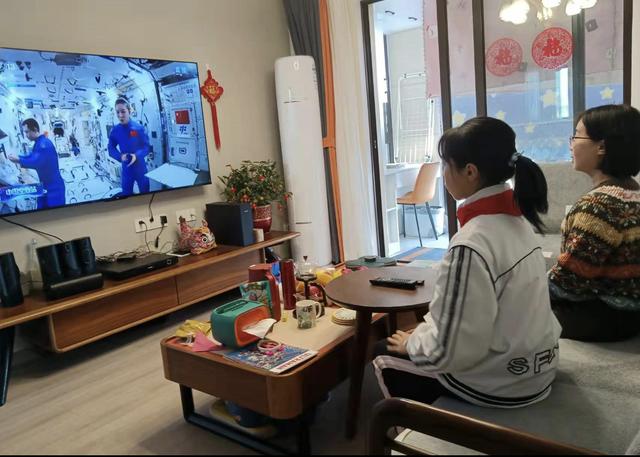 天宫二号观后感(像齐天大圣一样转身、看到人马座A……观看《天宫第二课》后，上海学子们这样畅想自己的太空之旅)