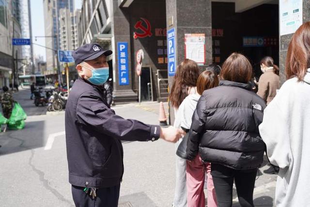 上海七浦路服装批发哪栋楼的质量好市场(七浦路市场商户积压上百万货物，警方采取分流措施助取货)