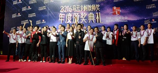 宋小宝编歌给马云(马云宋小宝同台演小品为乡村老师站台，调侃王健林郎朗)