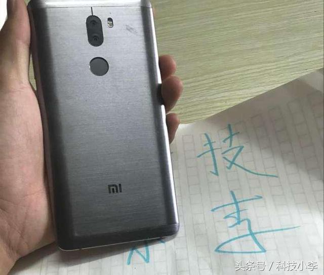 小米5splus评测(被人遗忘的性价比之王，小米5Splus半年真实体验，看完决定买不买)