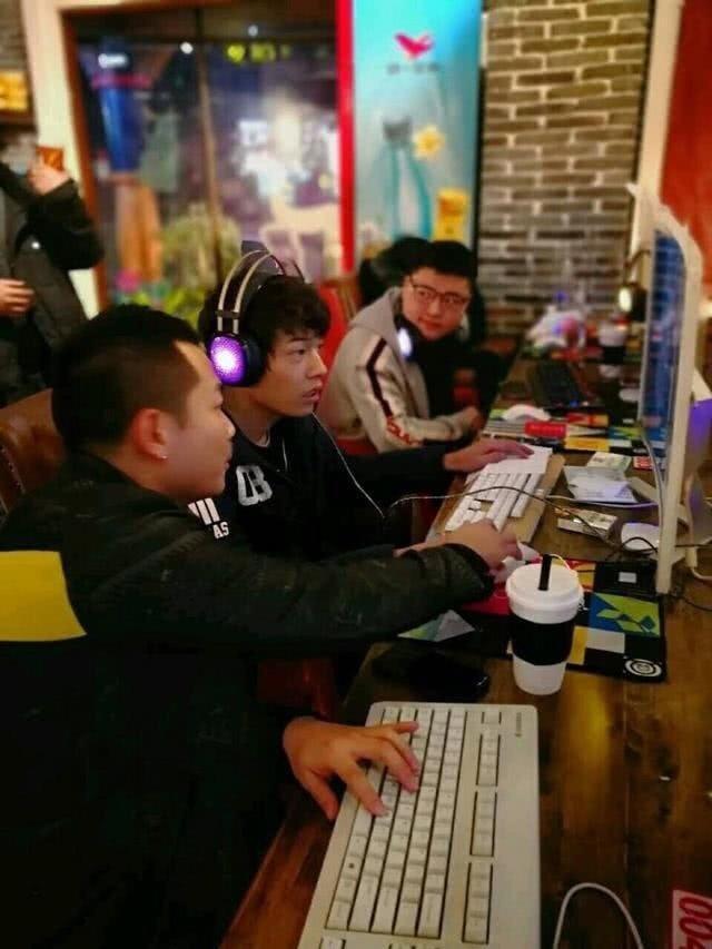 皮皮网咖(UZI现身网吧和皮皮轩阿狸吃鸡, 落地成盒被网友偷拍)