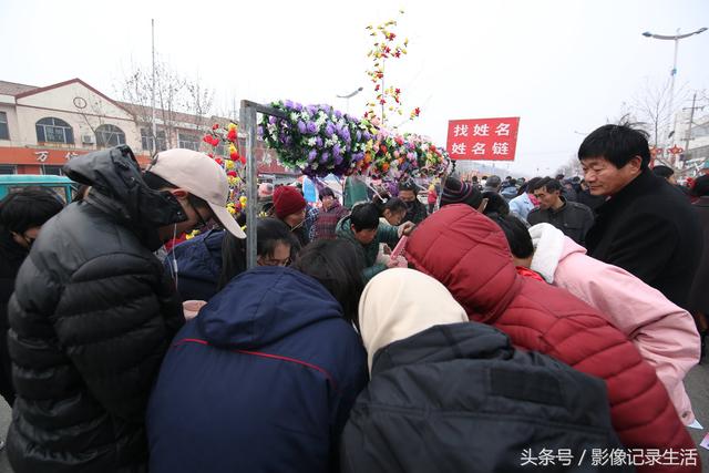 小礼品批发10元以下(农村大集上挤进来看的赚钱小生意，10元一串，大哥能发财吗？)