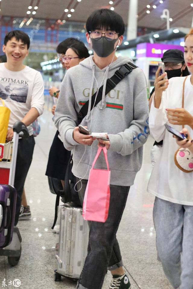 匡威穿鞋带方法高帮(跟着费启鸣，“解锁”converse帆布鞋的“鞋带新系法”)