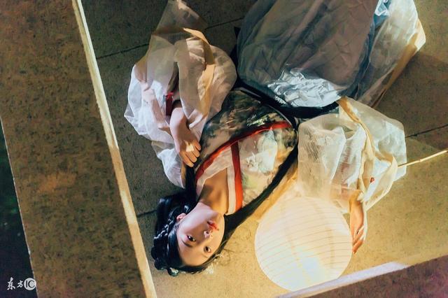 农家娇女赚钱忙(小说：她一朝穿越古代成村姑，嫁了个猎户相公，天天吃香喝辣)