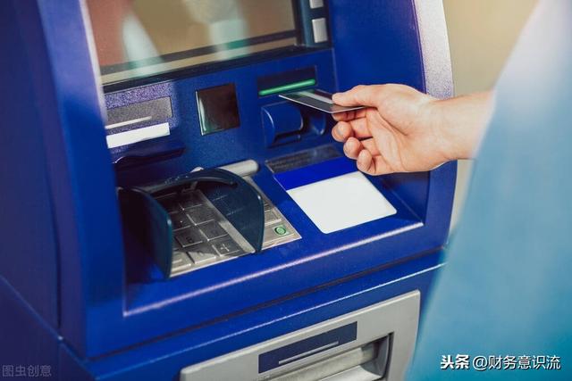 信用卡怎么消费提现(信用卡怎么取现？要先把手续费和利息算清楚)