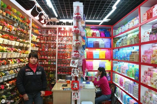 浙江省义乌小商品批发市场(实拍义乌小商品批发市场百态，从鸡毛换糖到全球最大，年销千亿元)