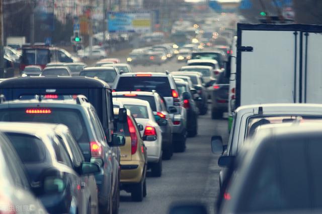 拥堵英文(“堵车”英语怎么说？最常用的表达里可没有car)