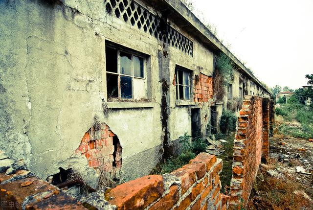 违章建筑多少年不能强拆(违法建筑是否超过2年没有处罚就合法了，就不能再被强拆了？)