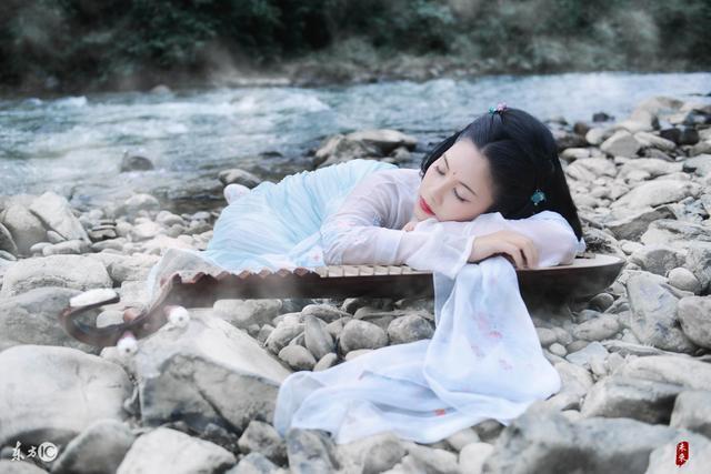 白旗小说(小说：给他发短信没得到回复，她心灰意冷，无奈之下答应出国留学)