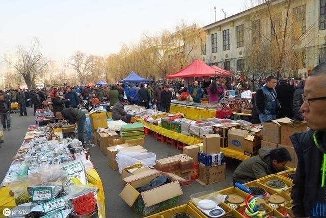 摆摊卖什么好卖又赚钱(目前很赚钱的地摊生意—卖盲盒，进价4元卖10元，生意相当火爆)