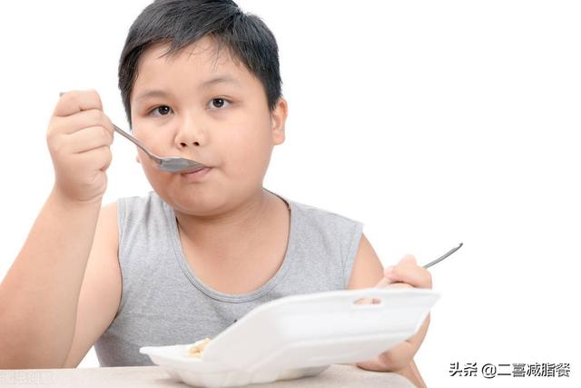 上班族减肥午餐怎么吃(450大卡的减脂午餐，用了7种食材，简单一锅炒，太适合上班族了)