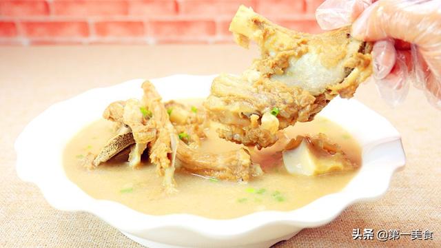 熬羊骨头汤用什么调料(巧用白酒炖羊骨汤，不腥不膻，浓郁鲜香营养足，全家人都要多喝)