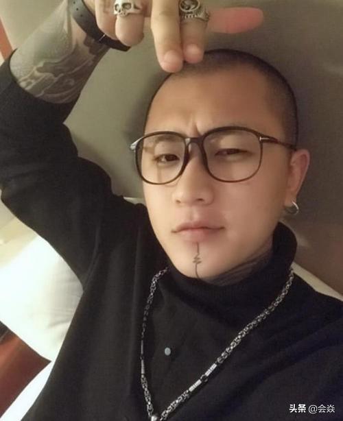 快手方丈最近怎么了(方丈、二驴因侮辱谩骂均被封禁，方丈还因卖天气丹被王海打假)