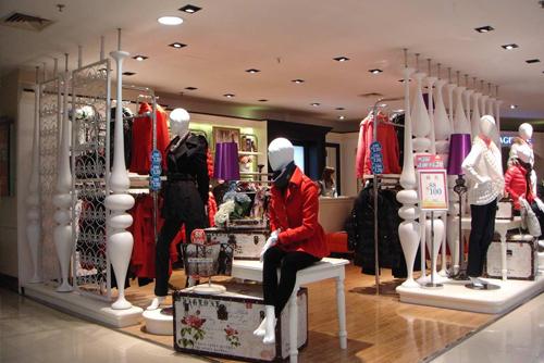 给服装店起名字(匪夷所思，服装店改个名业绩翻三倍)