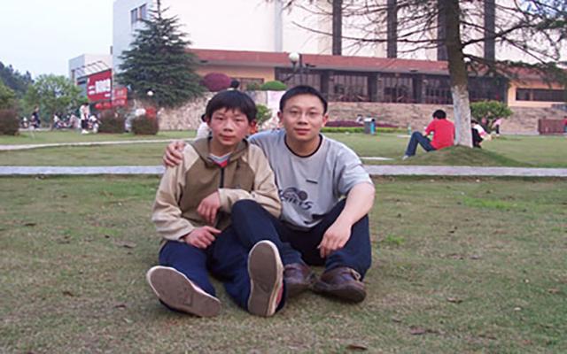 未满十八学生怎么在家赚钱(陕西农村娃12岁挑起家庭重担，兼职七份工作挣钱，带着全家上大学)