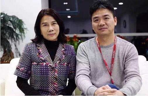 苏宁跟京东比实力(苏宁为何输给京东？刘强东看到苏宁门店，直接包下旁边全部广告牌)