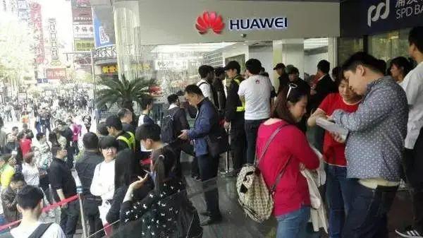 淘宝机器人代抢(100万人疯抢！王思聪发圈求购！炒到10万的手机，谁被割了韭菜)