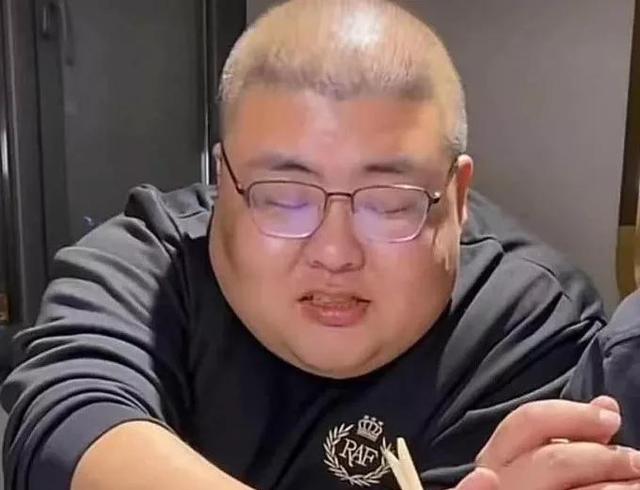 网红29岁(29岁吃播网红猝死，生前暴饮暴食体重320斤，热衷打卡明星店)