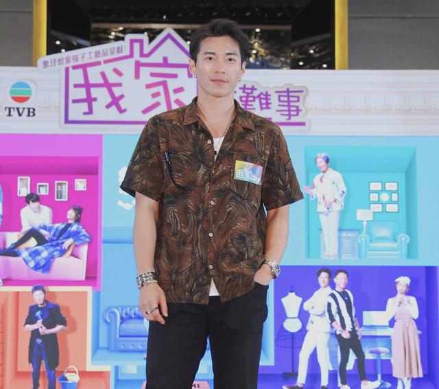 高大上图片人物高清(TVB小生混入富婆圈，与关之琳聚会，高大帅气被指撞脸金城武)