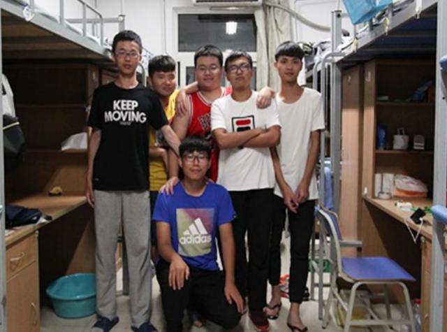 搞笑的群聊名称好朋友(当代大学宿舍“群名”一览，集搞笑才华于一身，一个比一个奇葩)
