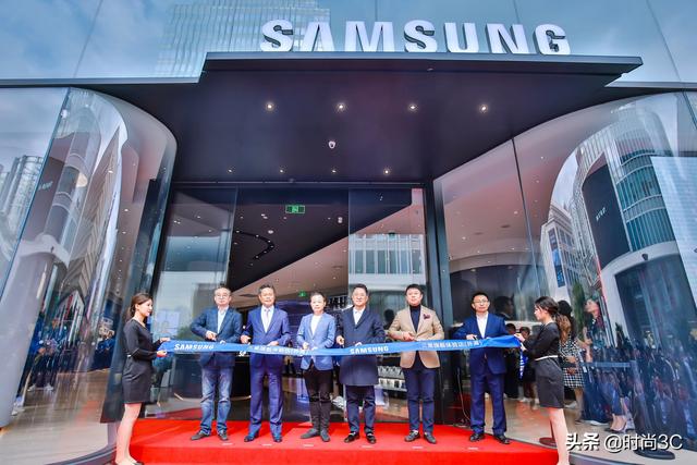 南京路三星专卖店(南京路步行街上体验疾速5G 中国最大三星旗舰体验店上海正式开业)