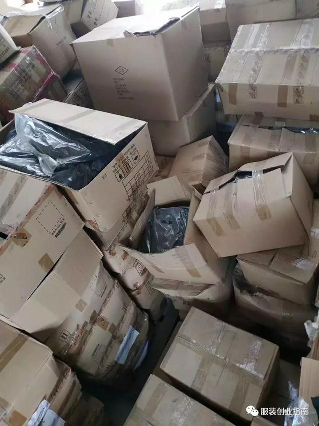 卖衣服怎么找一手货源装(服装库存尾货生意，一手货源怎么找？)