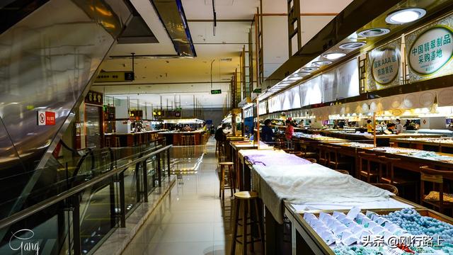 广东四会翡翠加工厂(位于肇庆的国内最大翡翠加工基地，每个摊位都是千万身家)